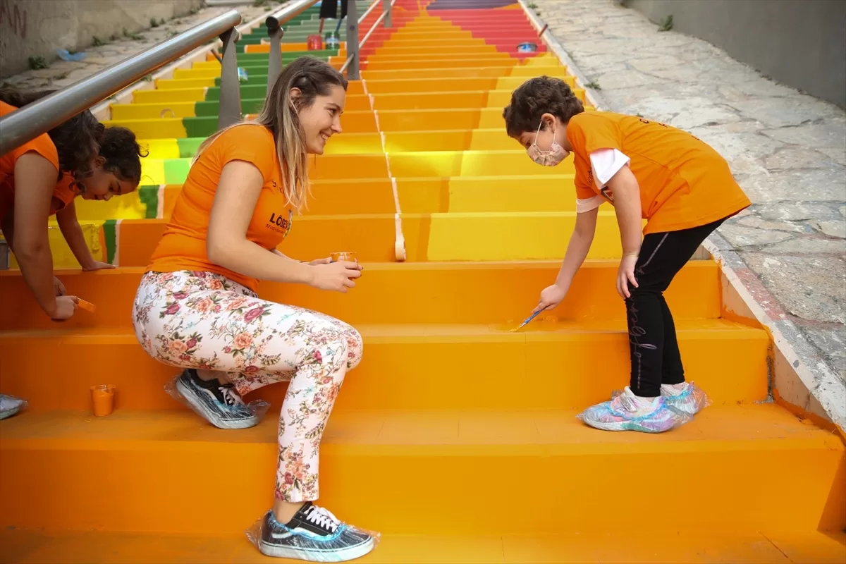 İzmir'in sembolik Kırkmerdivenleri löseminin rengi turuncuya boyandı