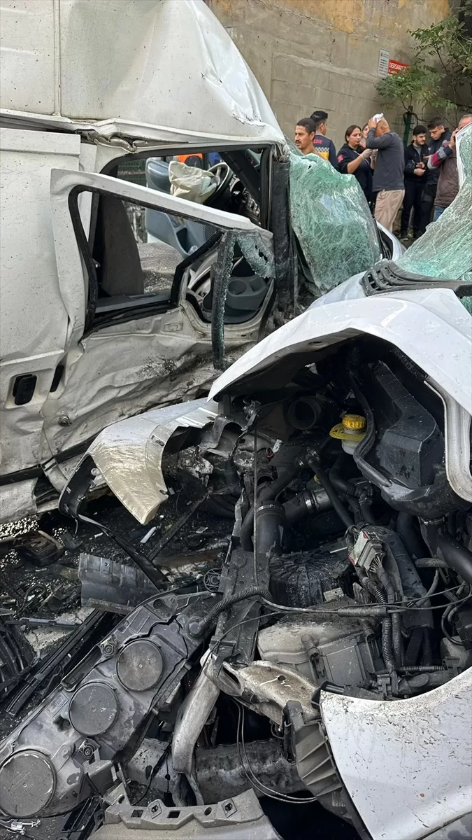 Kağıthane'de servis aracı ile panelvanın çarpışması sonucu 8 kişi yaralandı