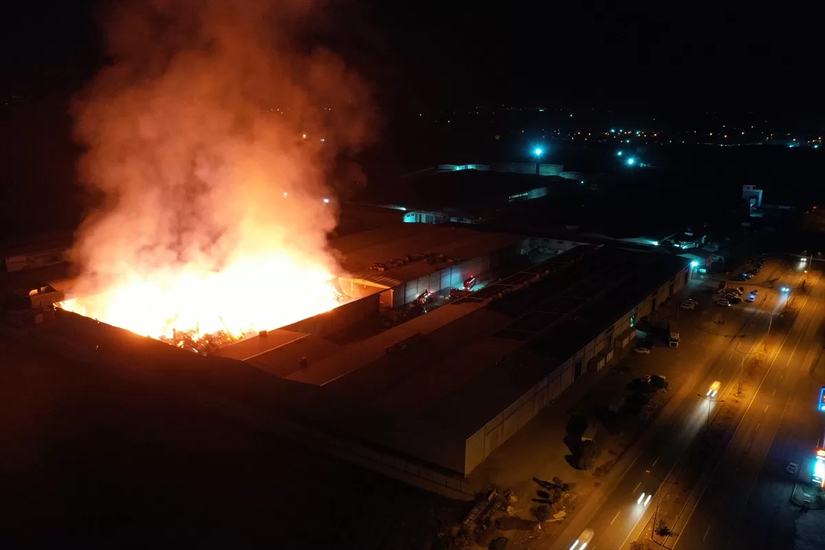 GÜNCELLEME – Kahramanmaraş'ta tekstil fabrikasının deposunda çıkan yangına müdahale ediliyor