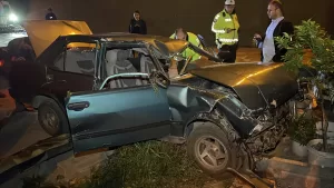 KARABÜK (AA) – Karabük'te, kontrolden çıkarak bir apartmanın bahçesine düşen