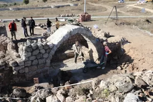 - Kazılarda küp içinde buğday, fiğ ve yoğurt otu ile