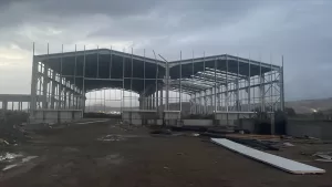 KAYSERİ (AA) – Kayseri'de, çalıştığı inşaatın çatısından, fırtınanın kopardığı panellerin