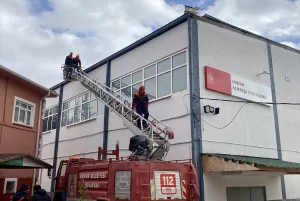 KIRŞEHİR (AA) – Kırşehir'de kuvvetli rüzgar nedeniyle kopan çatı, TFF