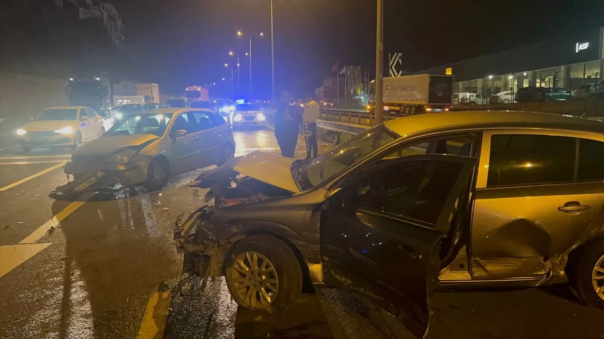 Kocaeli'de iki otomobilin çarpıştığı kazada 3 kişi yaralandı