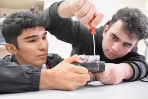 KOCAELİ (AA) – Kocaeli'nin Çayırova ilçesinde tasarladıkları robotlarla yarışmalara katılan