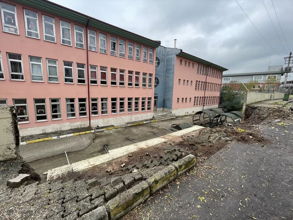 Kocaeli'de sağanağın etkisiyle bir okulun istinat duvarı çöktü