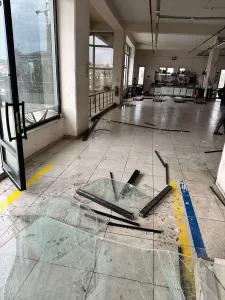 - Bir iş yerinin kapısının yerinden söküldüğü ve çalışanın yere