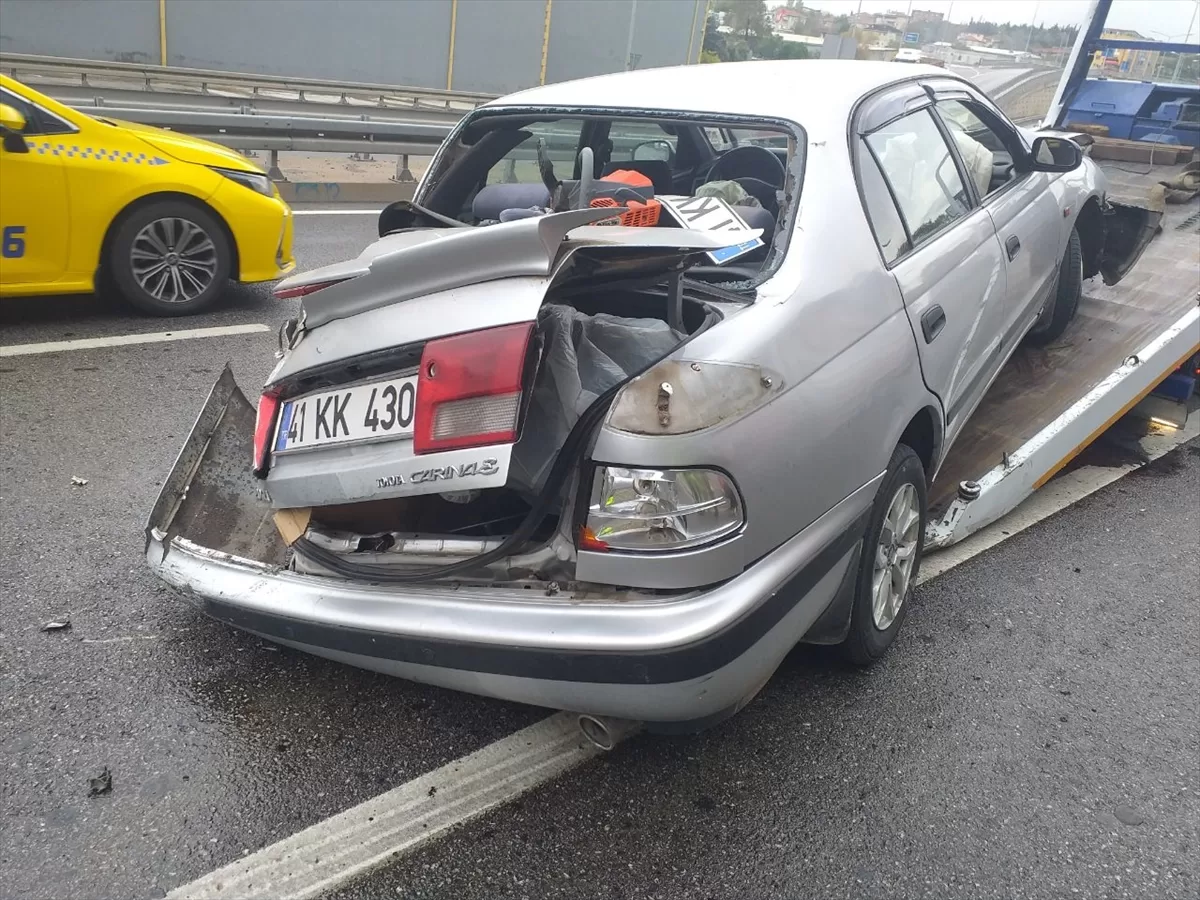 Maltepe'de duvara çarpan otomobildeki 2 kişi yaralandı