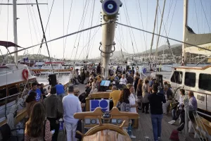 İSTANBUL (AA) – Oyuncu Deniz Çakır ile Mustafa Alabora, "1.