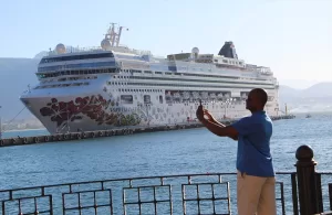 ANTALYA (AA) – Bahama bayraklı "Norwegian Gem" adlı kruvaziyer, Antalya'nın