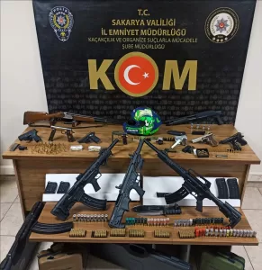 - Operasyonda, ruhsatsız 7 tabanca, 5 tüfek ve fişekler ele