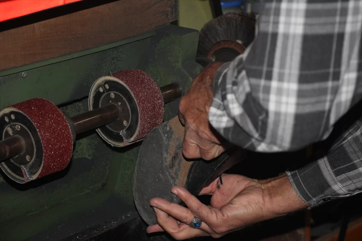 Sakaryalı usta minyatür ayakkabılarıyla rekorlar kitabına girmek istiyor