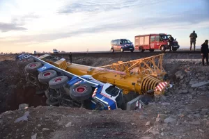 ŞANLIURFA (AA) – Şanlıurfa'nın Siverek ilçesinde şarampole devrilen vinçteki 2