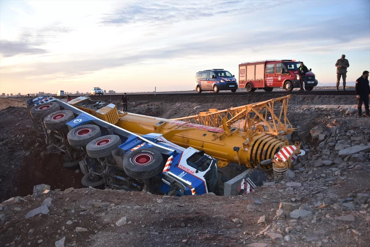 ŞANLIURFA (AA) – Şanlıurfa'nın Siverek ilçesinde şarampole devrilen vinçteki 2