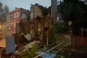 İSTANBUL (AA) – Sarıyer'de 3 katlı metruk bina şiddetli yağışın