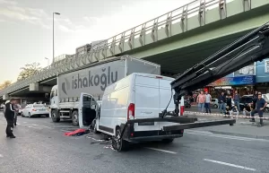 İSTANBUL (AA) – Şişli'de park halindeki kamyona çarpan panelvan minibüsün