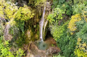 BİLECİK (AA) – Bilecik'in İnhisar ilçesinde bulunan Çalkara Şelalesi, sonbaharda