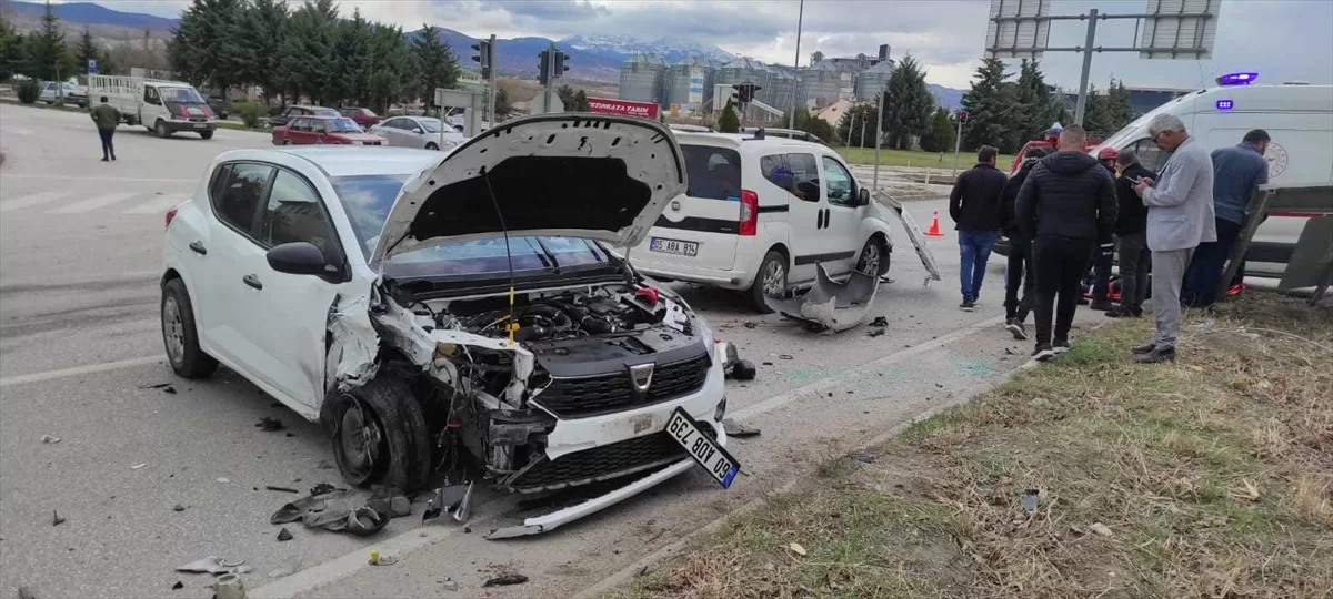 Suluova'da otomobil ile hafif ticari aracın çarpıştığı kazada 3 kişi yaralandı