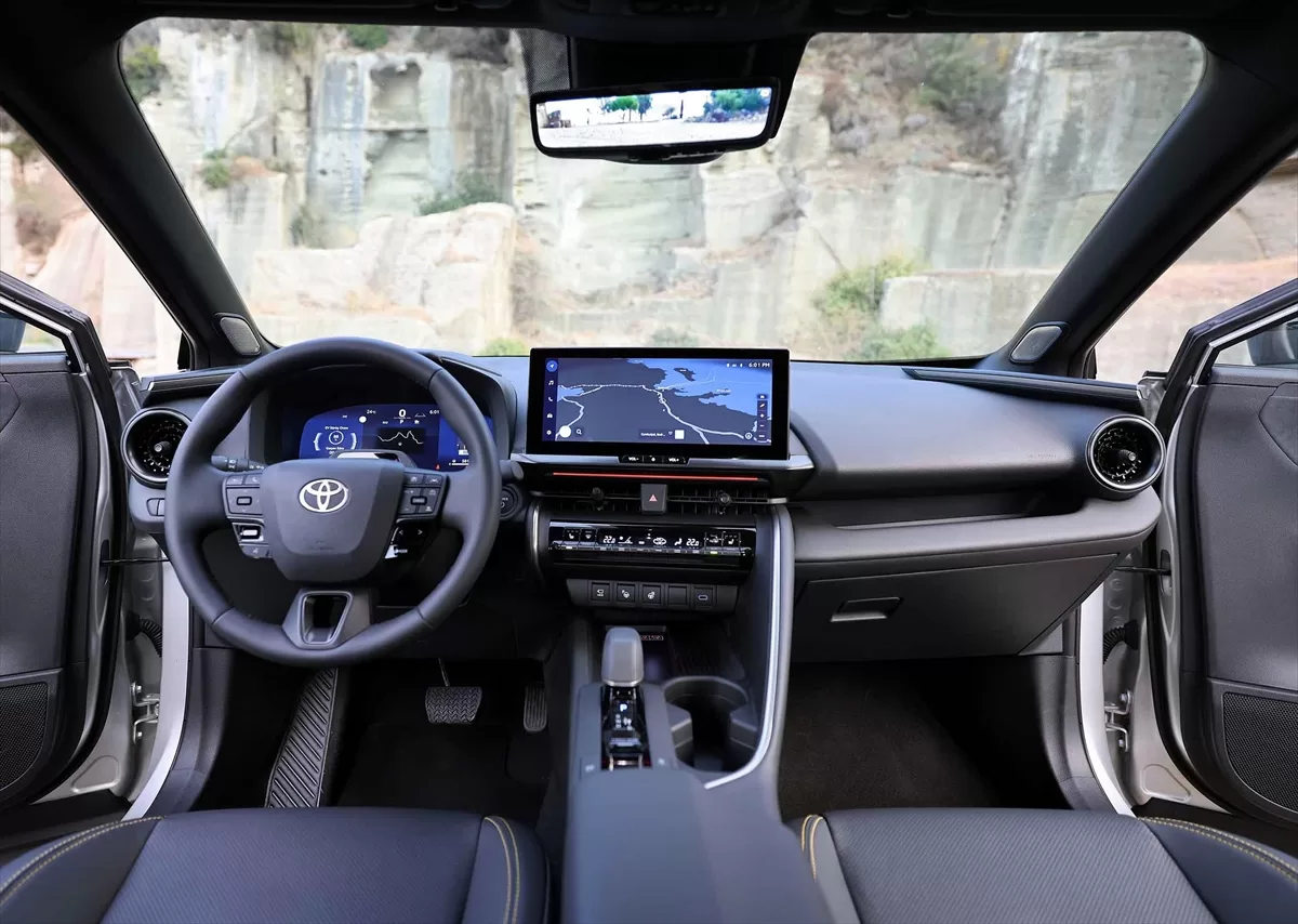 Toyota C-HR Hybrid'in yeni nesli Türkiye'de satışa sunuldu