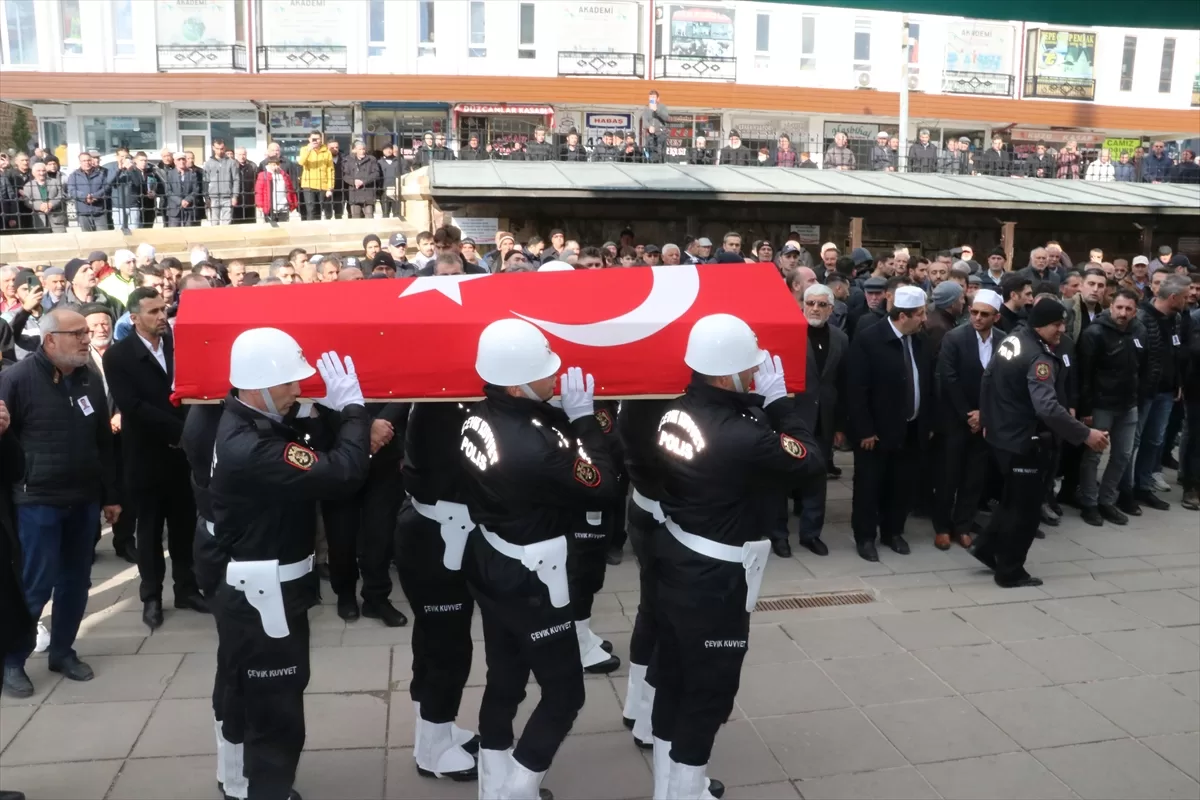 Trafik kazasında hayatını kaybeden polisin cenazesi Yozgat'ta defnedildi