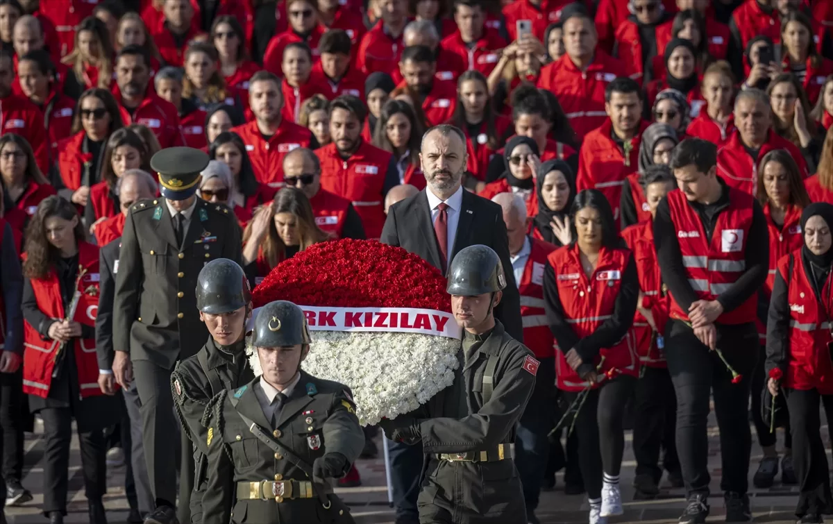 Türk Kızılay heyetinden Cumhuriyetin 100. yılı ve Kızılay Haftası dolayısıyla Anıtkabir'e ziyaret
