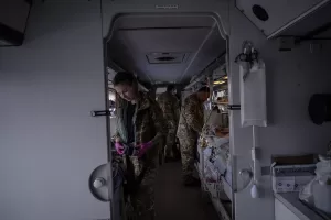 DONETSK (AA) – Ukrayna'da gönüllü sağlık ekipleri, çatışmalarda yaralanan askerleri