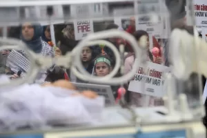 İSTANBUL (AA) – Yeryüzü Çocukları Derneği gönüllüleri, Sultanahmet Meydanı'nda Filistinli