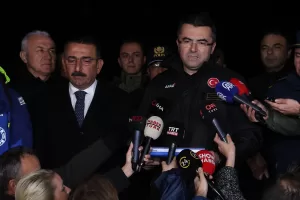 ZONGULDAK (AA) – Zonguldak'ın Karadeniz Ereğli ilçesinde fırtına nedeniyle mendireğe