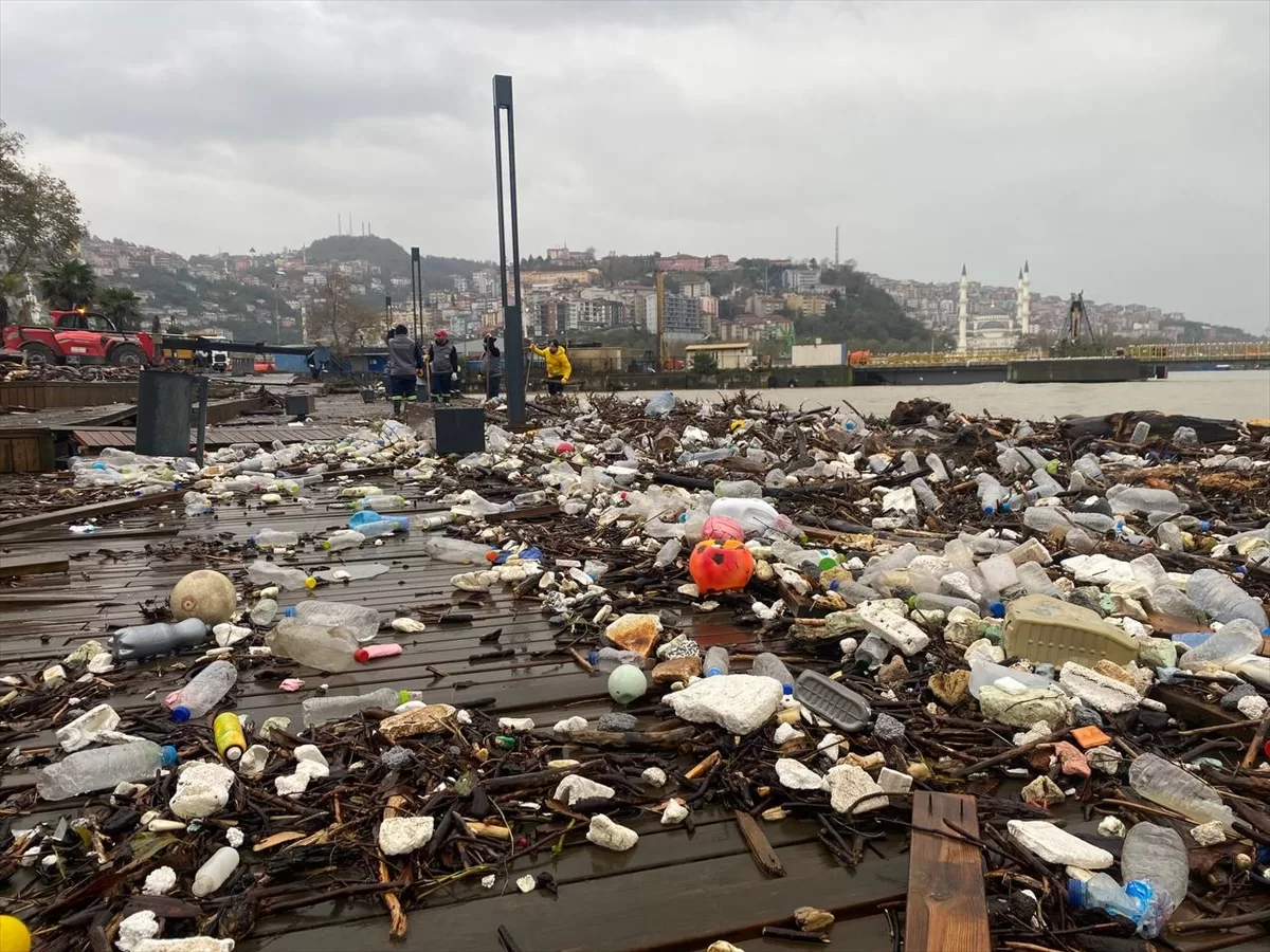 Zonguldak'ta sağanak ve fırtınayla sürüklenen atıklar limanda kirlilik oluşturdu