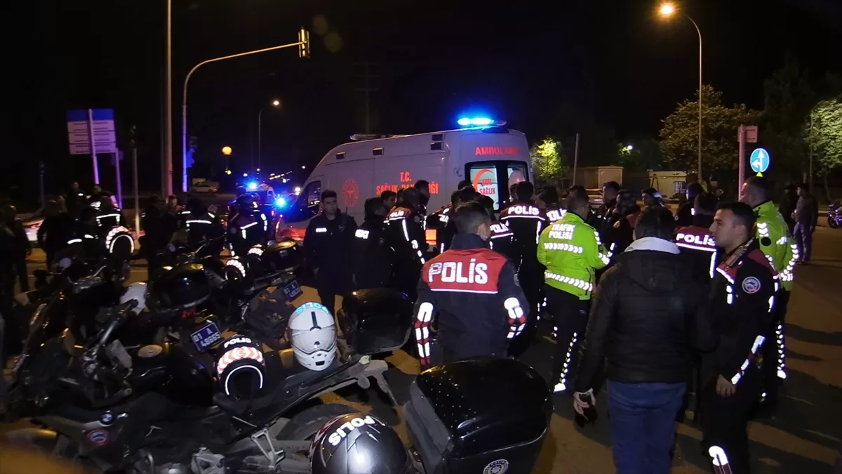 Adana'da elektrikli motosiklet ile polis motosikletin çarpıştığı kazada 1'i polis 2 kişi yaralandı