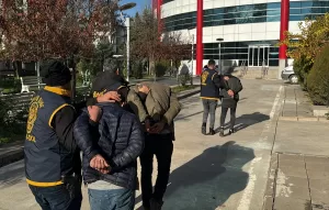 ADIYAMAN (AA) – Adıyaman'da hırsızlık yaptıkları iddiasıyla 3 şüpheli gözaltına