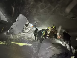 - İş makinesi operatörü yaralandı, kayıp 3 kişiyi arama çalışması