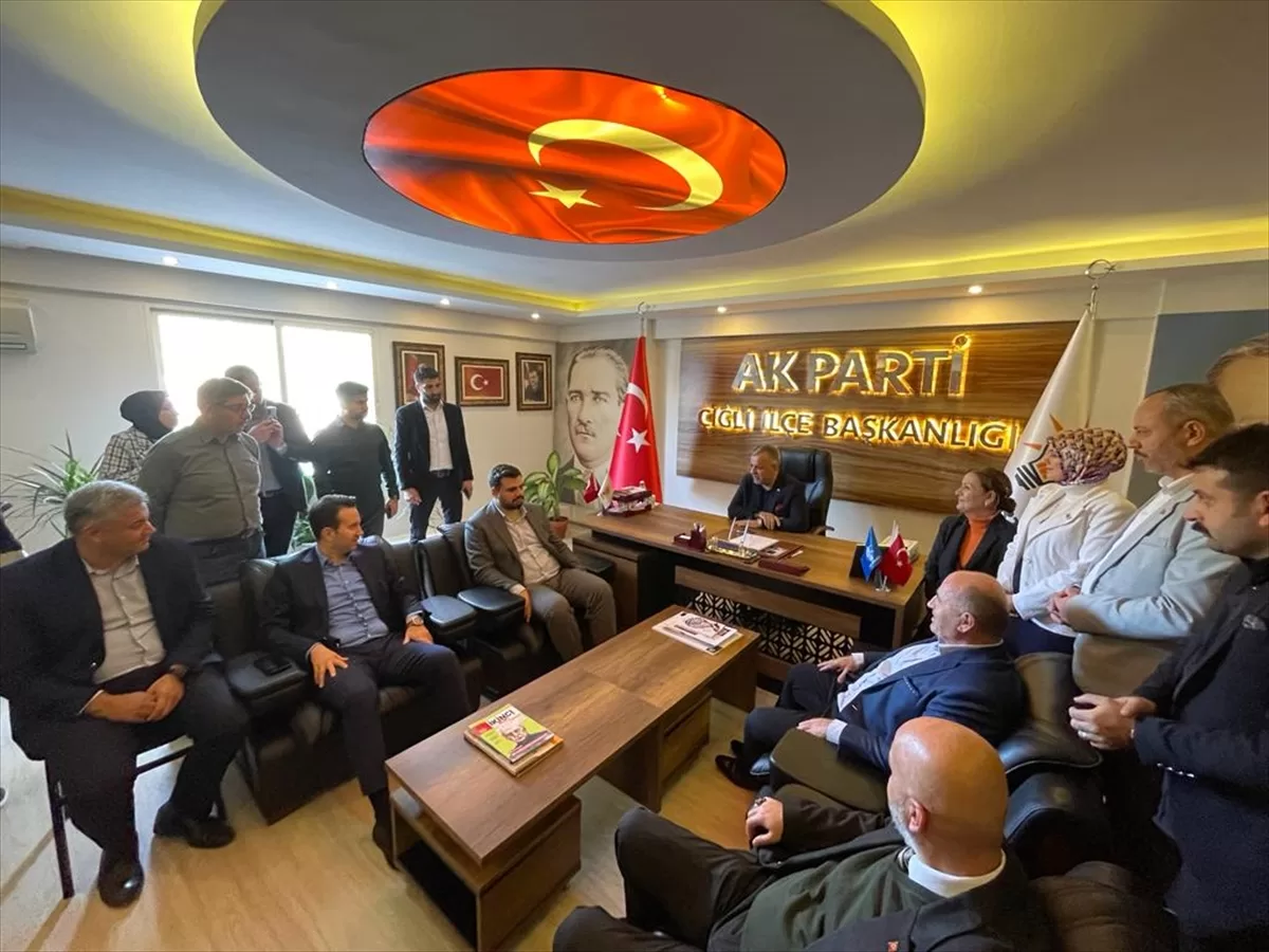 AK Parti'li İnan, partisinin Çiğli İlçe Başkanlığında konuştu:
