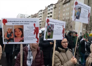 BERLİN (AA) – Almanya'nın başkenti Berlin'de sağanağa rağmen sokaklara dökülen