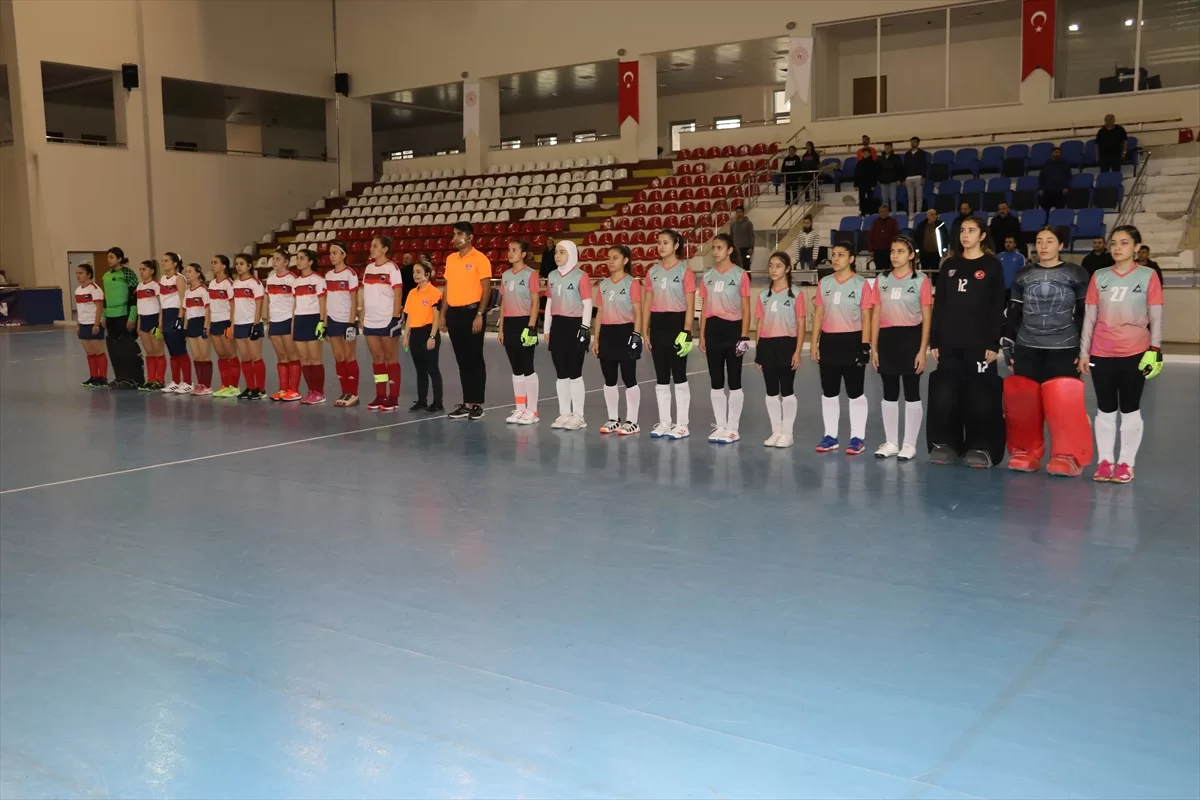 Amasya'da hokey sporcuları, şehit askerler için saygı duruşunda bulundu