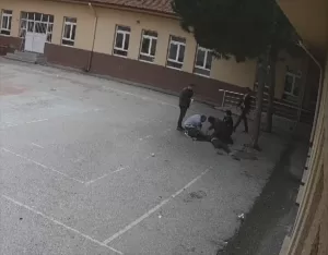 - Öğretmenin öğrencisine kalp masajı yaptığı anlar, okulun güvenlik kamerasına