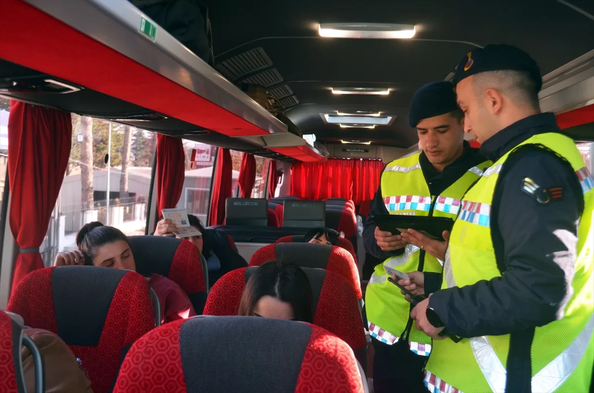 Amasya’da trafik ekipleri ticari araçlarda “zorunlu kış lastiği” denetimi yaptı