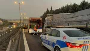 KOCAELİ (AA) – Anadolu Otoyolu'nun Kocaeli kesiminde, 2 tırın çarpıştığı