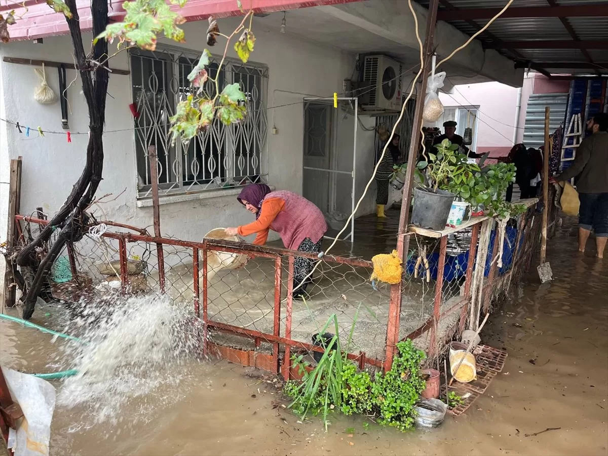 GÜNCELLEME – Antalya Kumluca'da sağanak hayatı olumsuz etkiledi