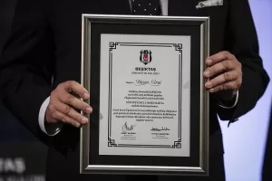 - Başkanlığa seçilen Hasan Arat, mazbatasını Divan Kurulu Başkanı Tevfik