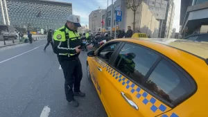 İSTANBUL (AA) – Beyoğlu'nda, kısa mesafede yolcu ve turist seçen,