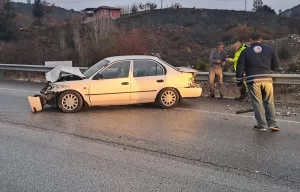 BURDUR (AA) – Burdur'un Çeltikçi ilçesinde bariyere çarpan otomobildeki 3