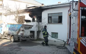 - Yangına evde tek başına uyurken yakalanan kadını, işçiler kurtardı