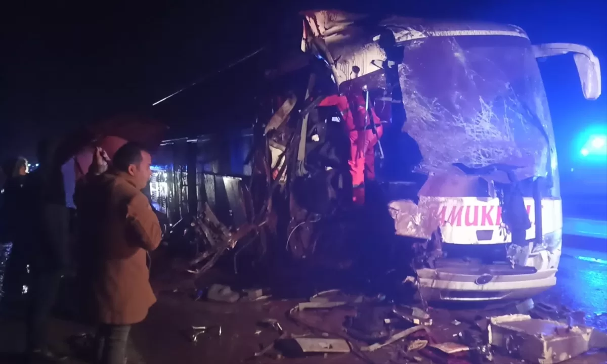 Çanakkale'de yolcu otobüsünün kamyona çarpması sonucu 10 kişi yaralandı