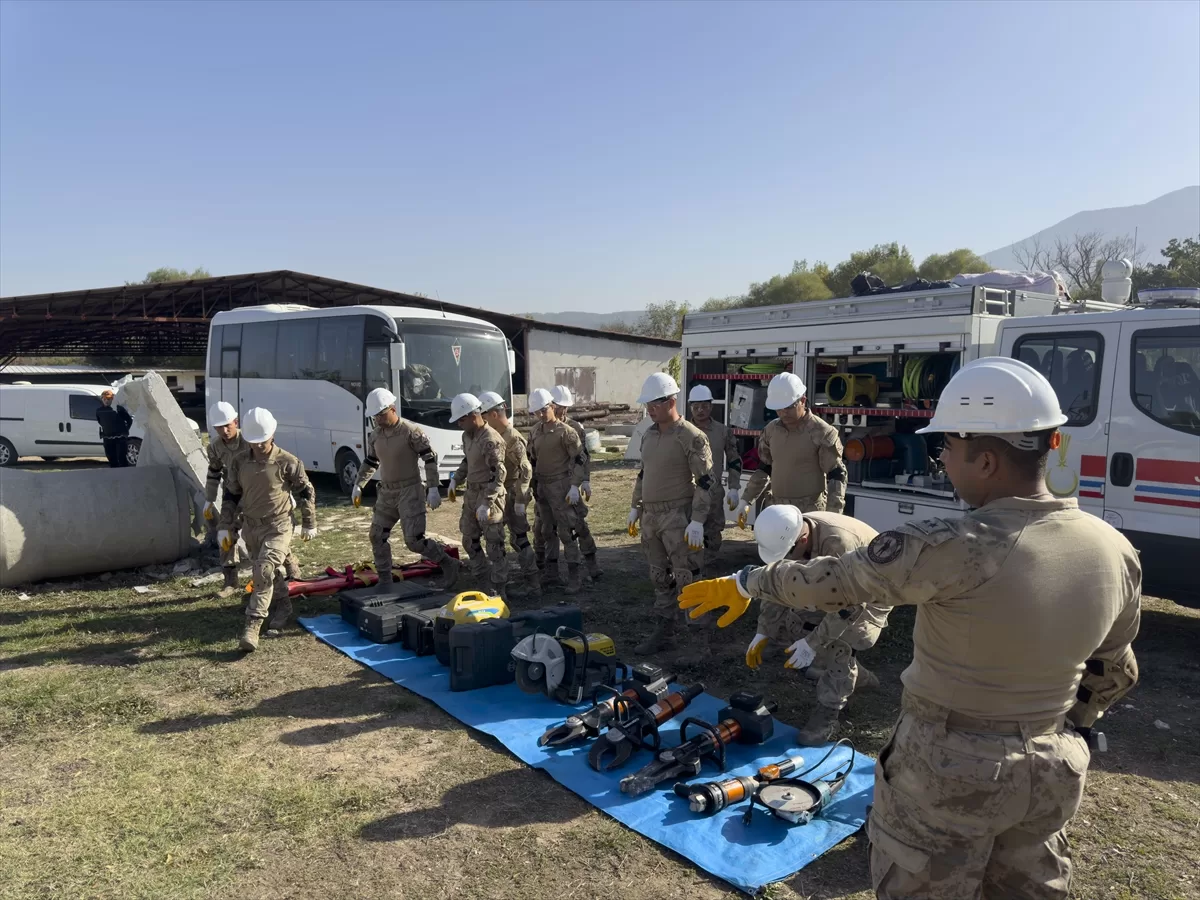 Denizli'de jandarma komandolara arama kurtarma eğitimi verildi