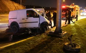 DENİZLİ (AA) – Denizli'nin Pamukkale ilçesinde refüje çarpan kamyonetin sürücüsü