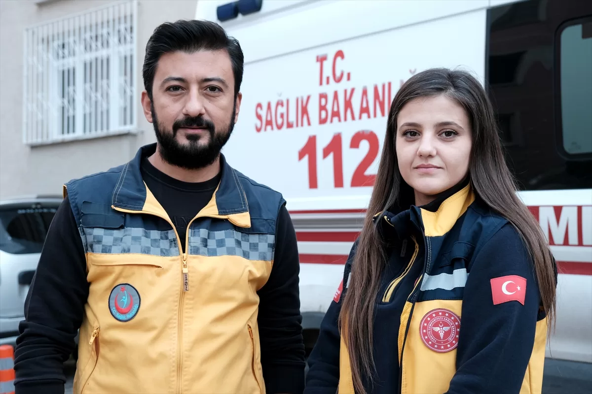 Depremzede sağlık çalışanı çift aynı ambulansta birbirlerine güç veriyor