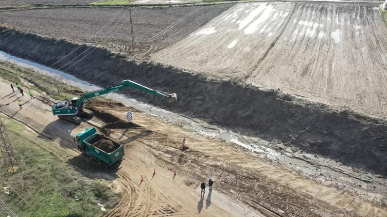 Edirne'de taşkınlara karşı dereler ıslah ediliyor
