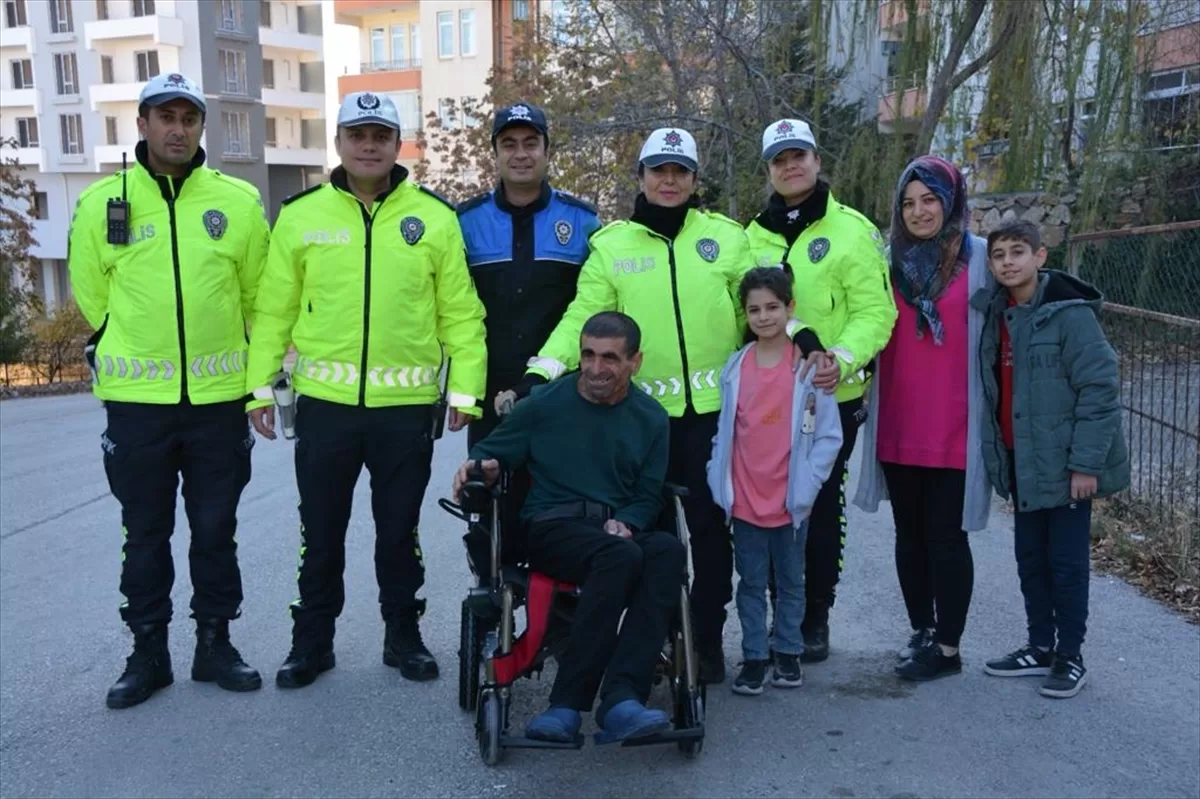 Elazığ'da bedensel engelliye hayırseverden akülü tekerlekli sandalye desteği
