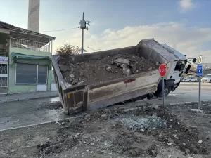 ELAZIĞ (AA) – Elazığ'da asfalt yolda meydana gelen çökme sonucu